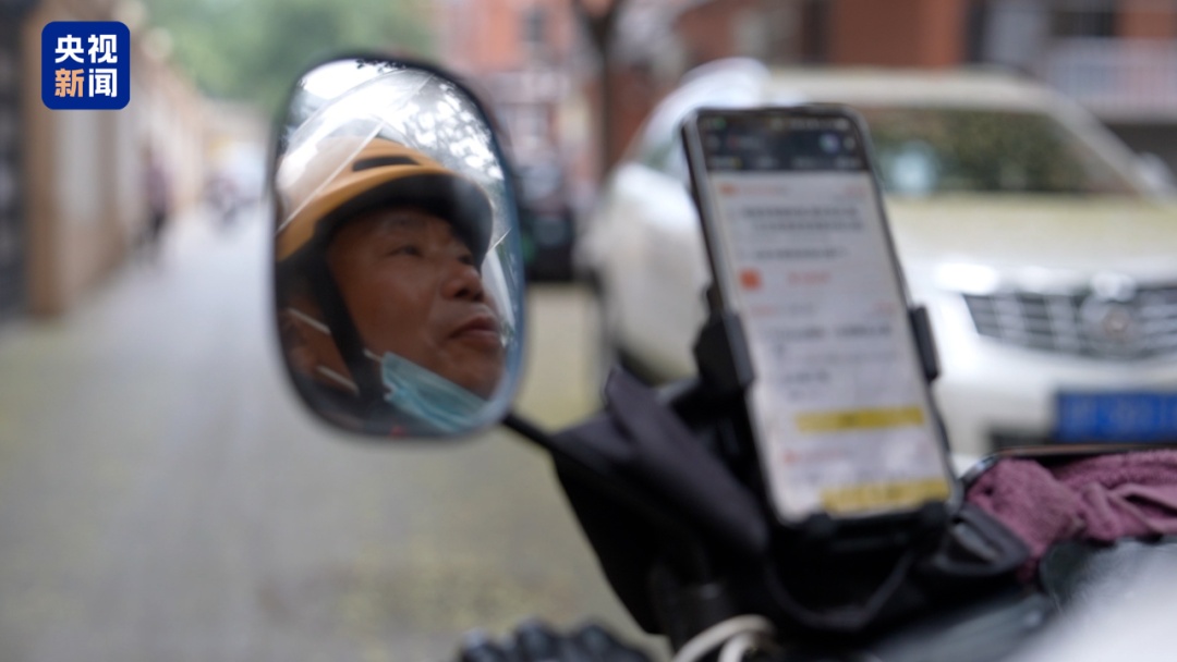 怕停下的骑手，却为陌生人刹车