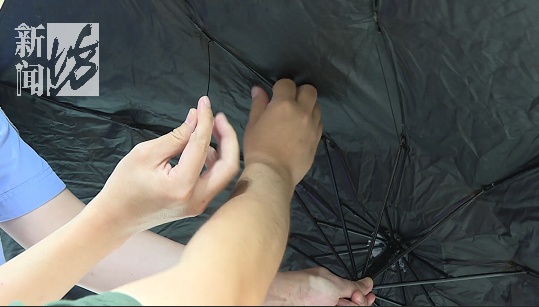 吓懵!上海一男子举着伞闯进派出所!民警拿起老虎钳…… 吓懵!上海一男子举着伞闯进派出所!民警拿起老虎钳……