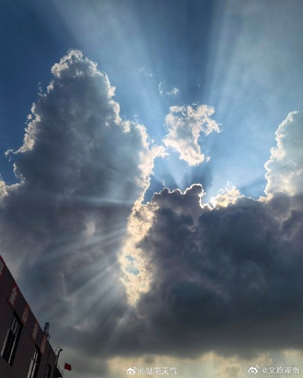 湖南岳阳出现"丁达尔现象"