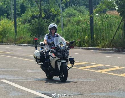 高温天父母为采蘑菇把女儿留车内