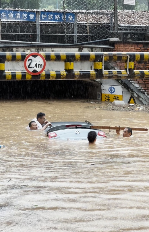 注意“上班雨”!今天广州仍有暴雨局部大暴雨到特大暴雨,11区暴雨预警信号生效中 注意“上班雨”!今天广州仍有暴雨局部大暴雨到特大暴雨,11区暴雨预警信号生效中