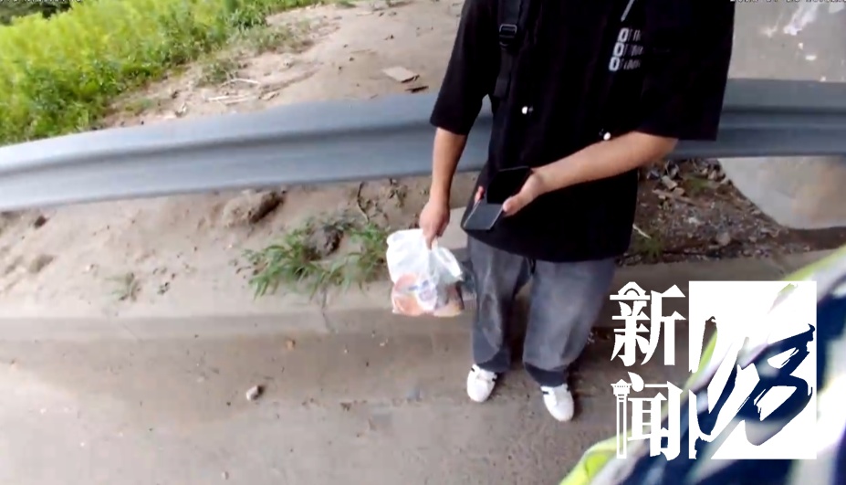 14岁男孩和家人争吵后,打算从上海走到南通?在高速上被发现 14岁男孩和家人争吵后,打算从上海走到南通?在高速上被发现