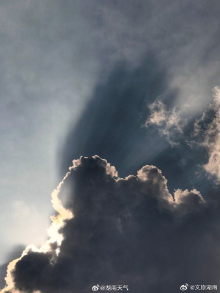 湖南岳阳出现"丁达尔现象"