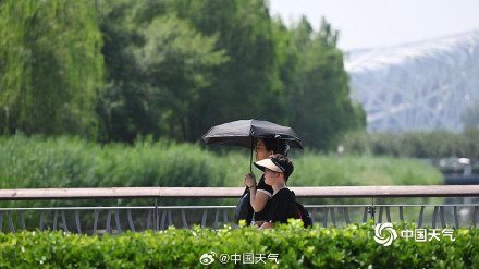 大暑最后一天北京高温收尾 街头闷热依旧