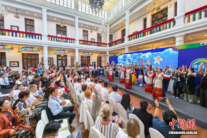 上合组织国家青年天津“摆摊”秀家乡风采