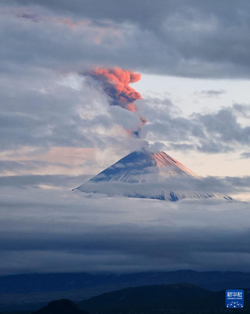 俄罗斯堪察加半岛克柳切夫火山喷发
