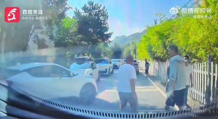 景区入口逆行加塞并拦车挑衅，西安警方通报