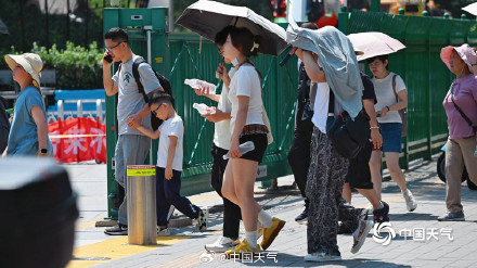 大暑最后一天北京高温收尾 街头闷热依旧