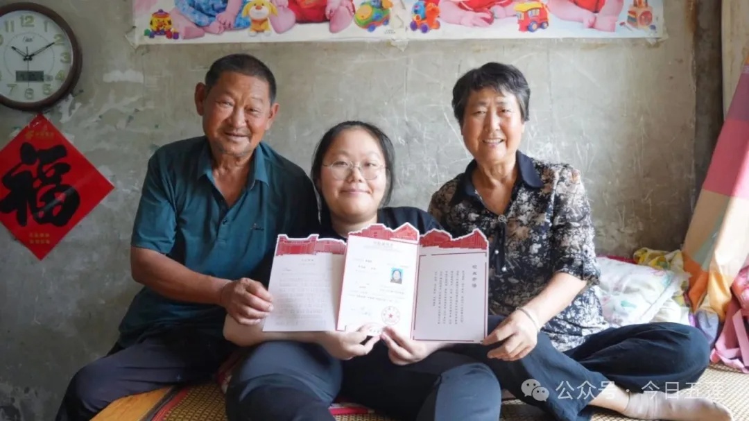 看哭了！何炎格，考上大学了！