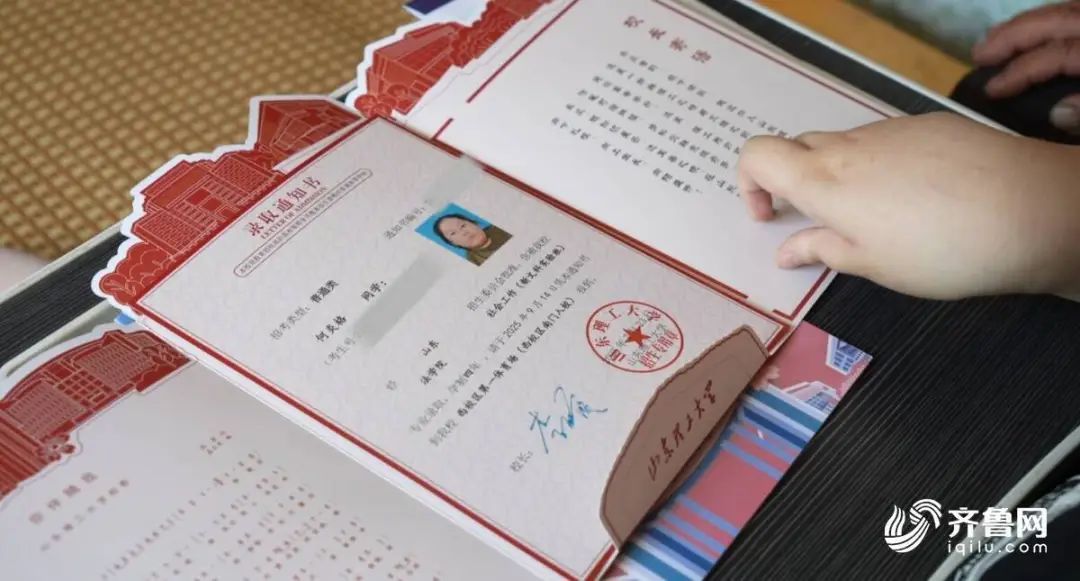 12年！被爷爷背着上学的日照女孩，考上大学了