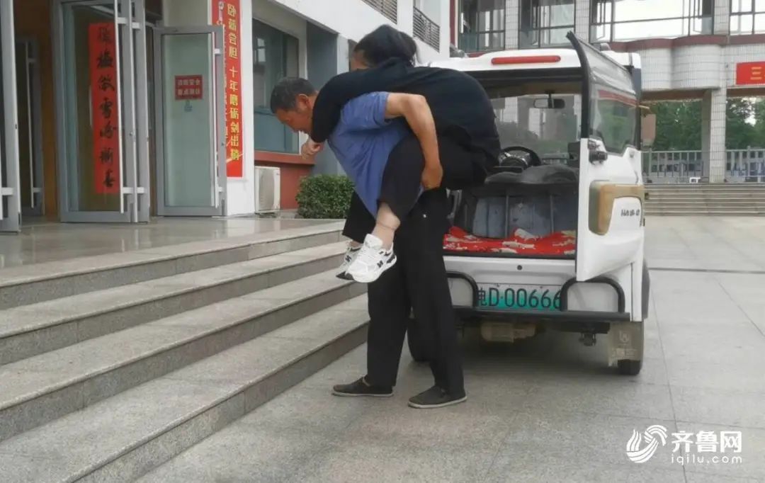 12年！被爷爷背着上学的日照女孩，考上大学了