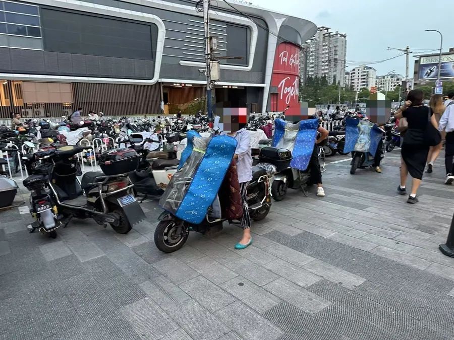上海重要交通枢纽站附近,非法运营猖獗!行人无路可走:实在是太乱了 上海重要交通枢纽站附近,非法运营猖獗!行人无路可走:实在是太乱了