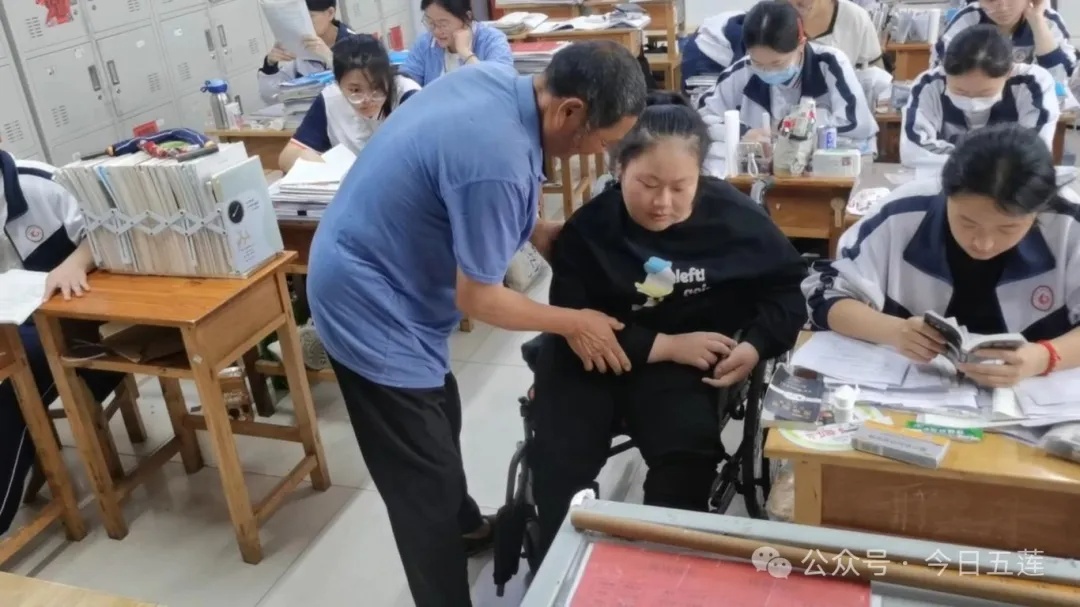 看哭了！何炎格，考上大学了！