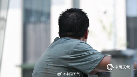 大暑最后一天北京高温收尾 街头闷热依旧