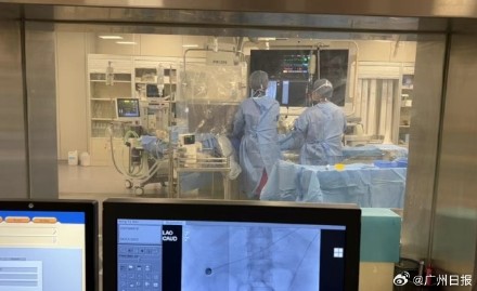 女子16楼阳台晾衣坠楼奇迹生还！全身多处骨折