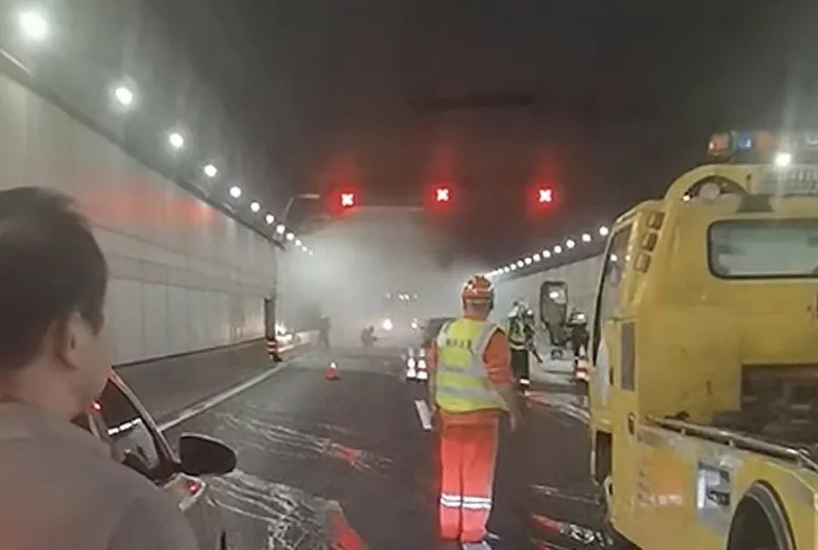 上海紧急广播：请弃车离开！隧道内，车辆突然自燃，浓烟充斥周围，造成大面积堵塞