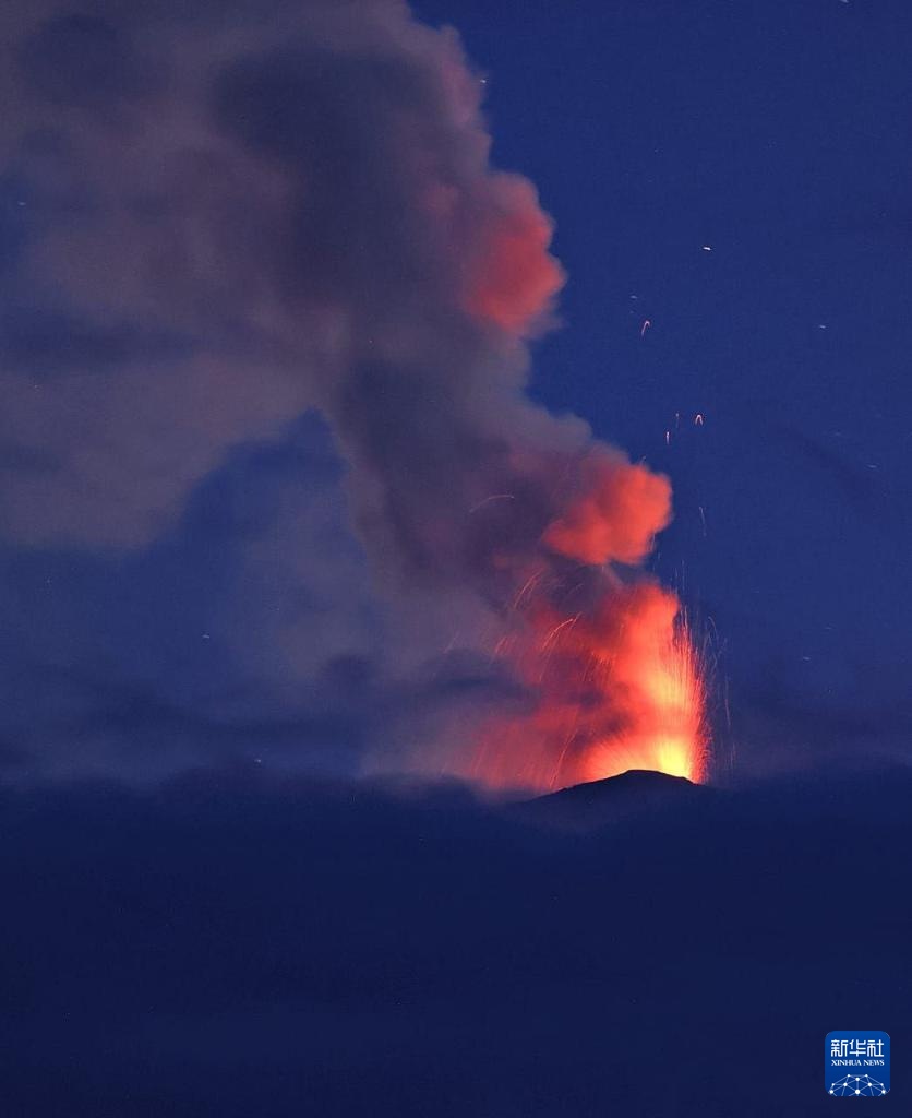 俄罗斯堪察加半岛克柳切夫火山喷发