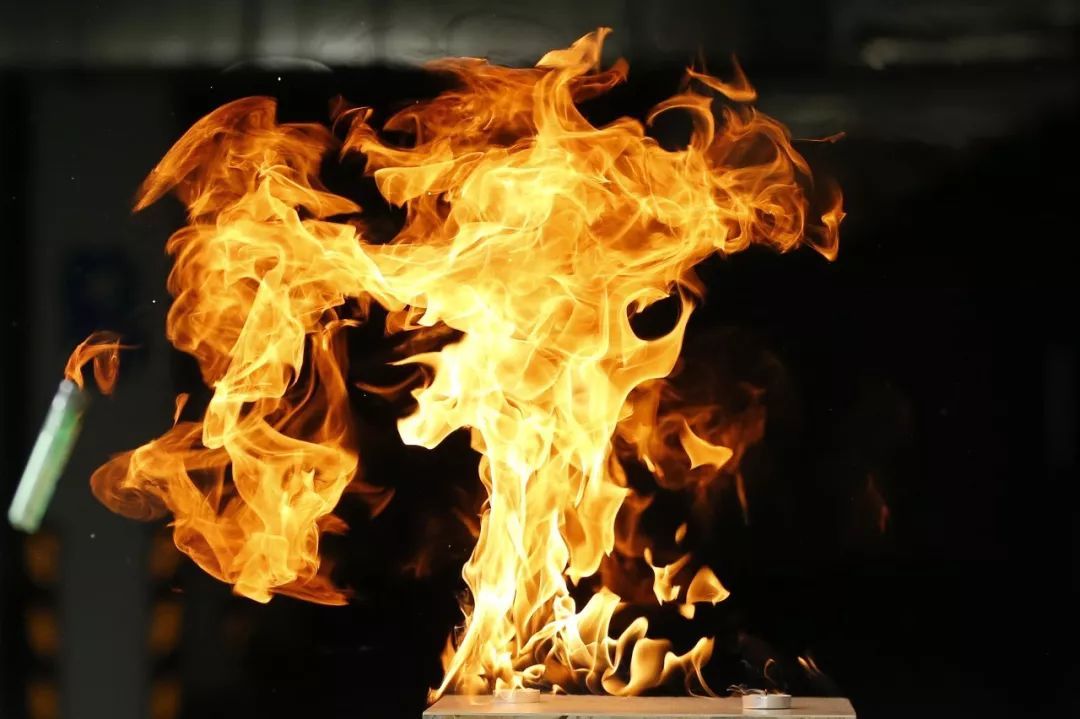 高温环境下，这些物品千万不要放在车上！