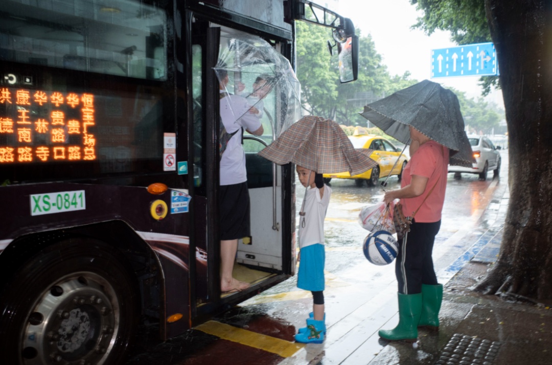 注意“上班雨”!今天广州仍有暴雨局部大暴雨到特大暴雨,11区暴雨预警信号生效中 注意“上班雨”!今天广州仍有暴雨局部大暴雨到特大暴雨,11区暴雨预警信号生效中