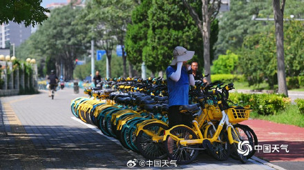 大暑最后一天北京高温收尾 街头闷热依旧