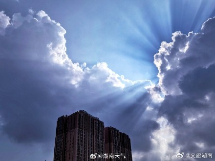 湖南岳阳出现"丁达尔现象"