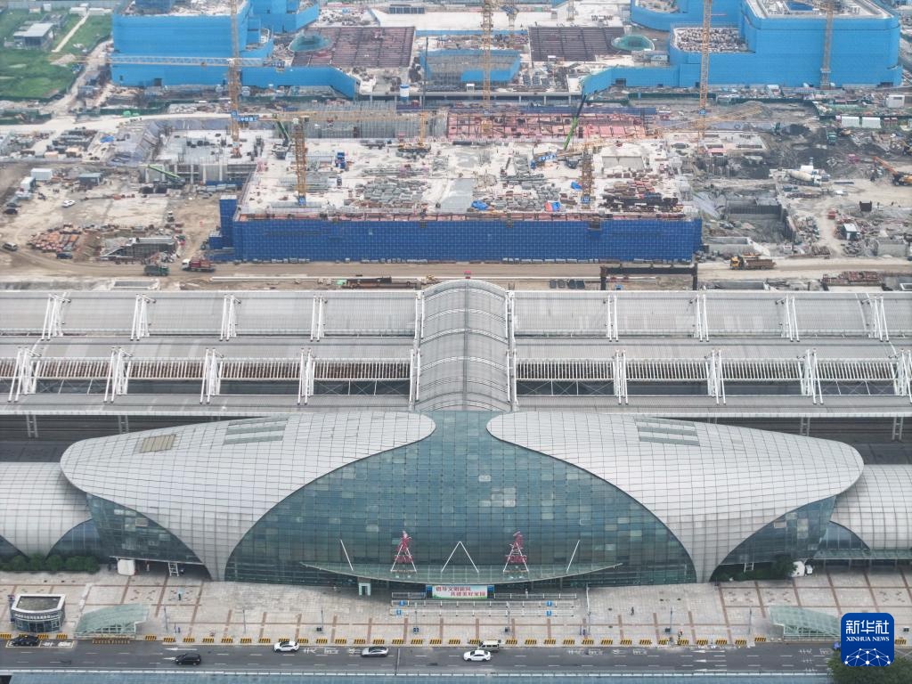 新建上海至南京至合肥高铁南通站站房钢结构首节桁架吊装完成 新建上海至南京至合肥高铁南通站站房钢结构首节桁架吊装完成