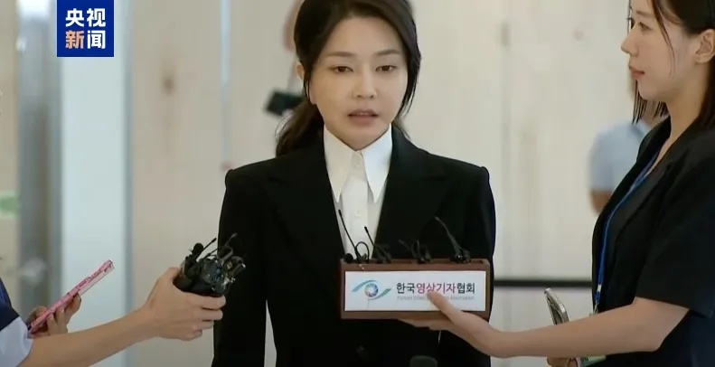 韩国前第一夫人金建希接受调查并向国民致歉