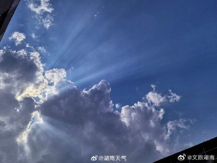 湖南岳阳出现"丁达尔现象"