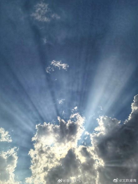 湖南岳阳出现"丁达尔现象"