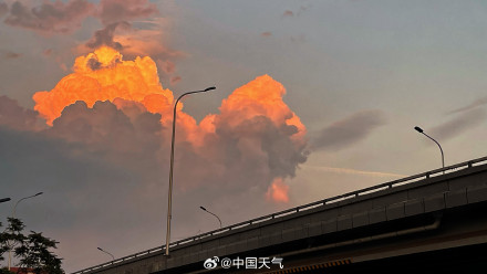 北京火烧云如凤凰展翅