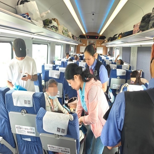 乘客突发严重高反，高铁广播寻医：湘雅二医院护士紧急救助突发急症旅客