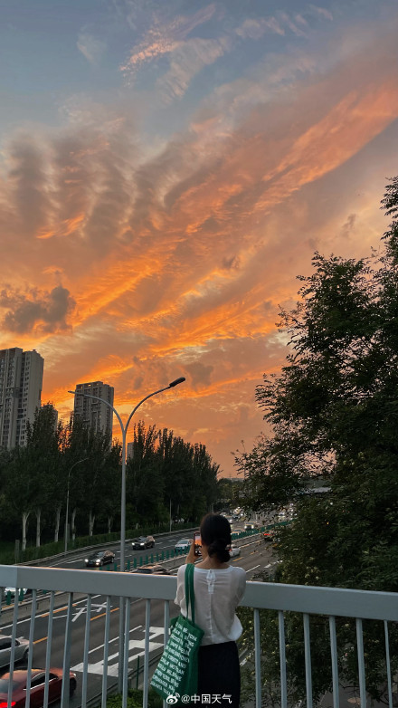 北京火烧云如凤凰展翅