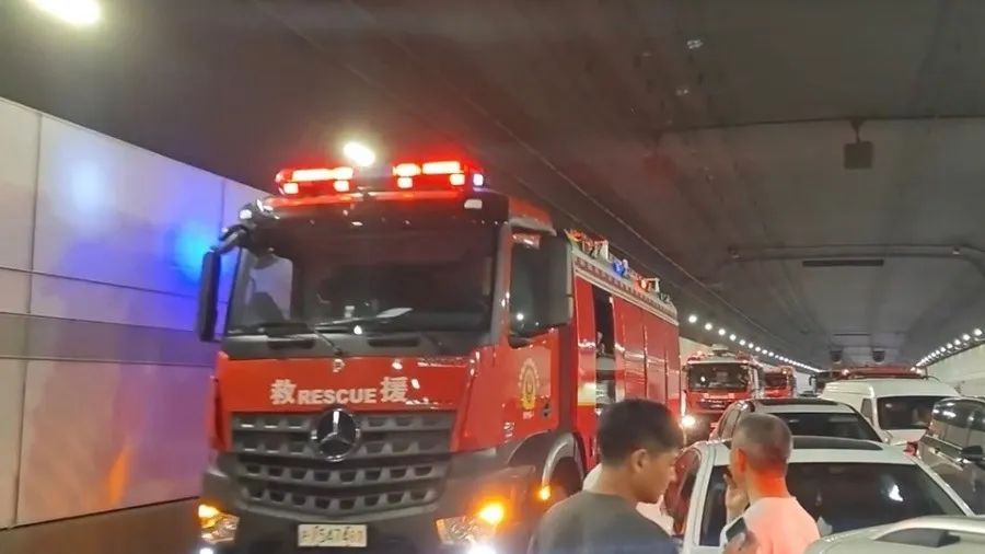 上海紧急广播：请弃车离开！隧道内，车辆突然自燃，浓烟充斥周围，造成大面积堵塞