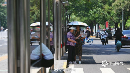 大暑最后一天北京高温收尾 街头闷热依旧