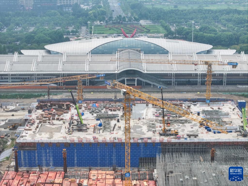 新建上海至南京至合肥高铁南通站站房钢结构首节桁架吊装完成 新建上海至南京至合肥高铁南通站站房钢结构首节桁架吊装完成