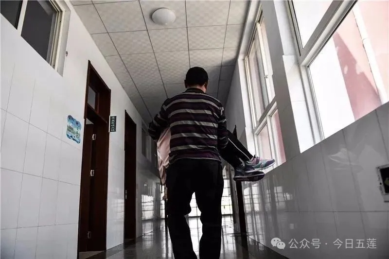 看哭了！何炎格，考上大学了！