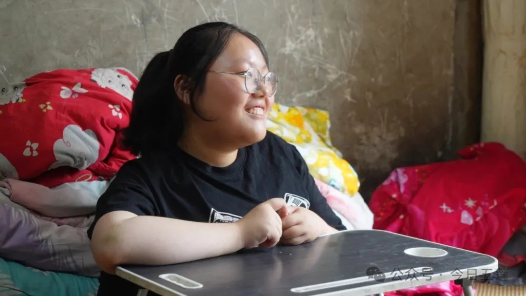 看哭了！何炎格，考上大学了！