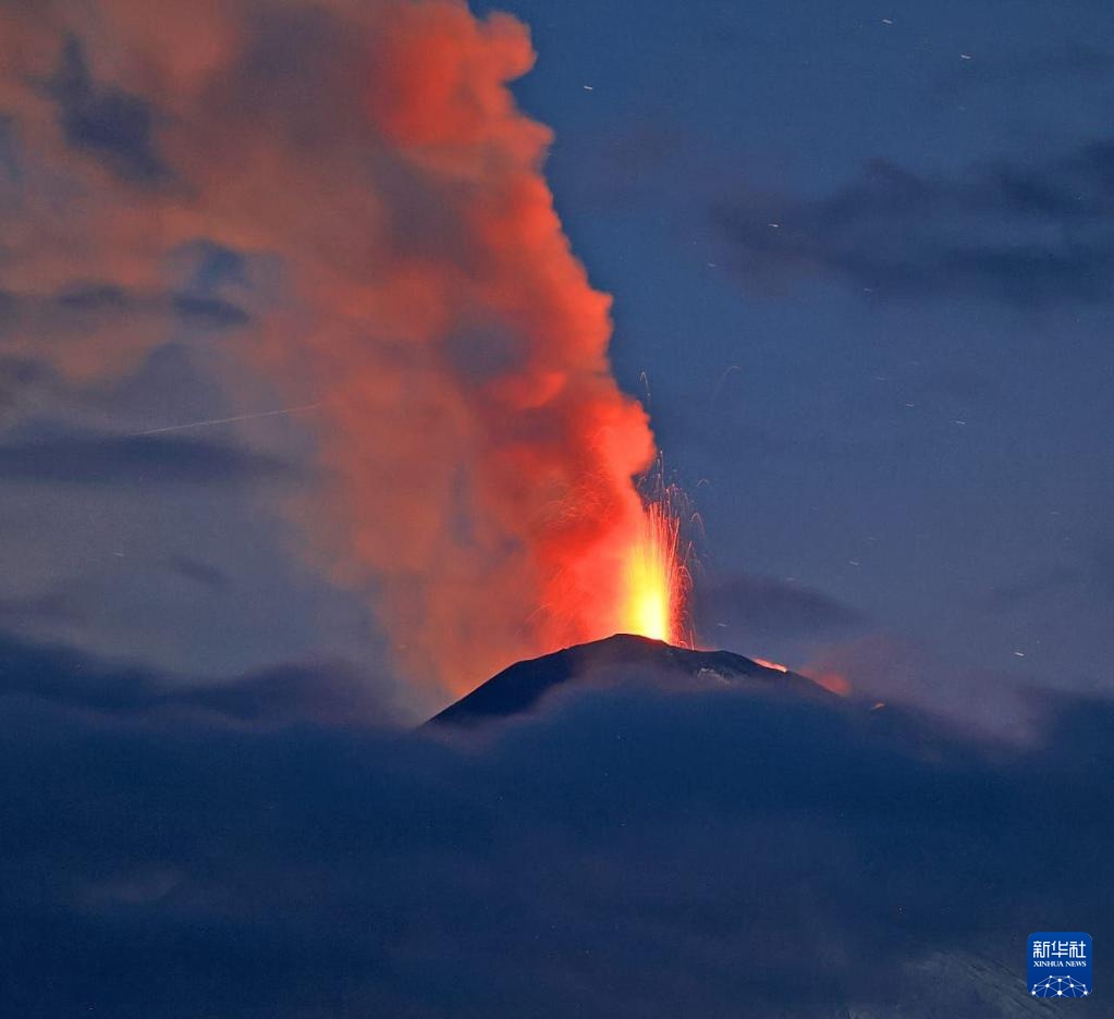 俄罗斯堪察加半岛克柳切夫火山喷发