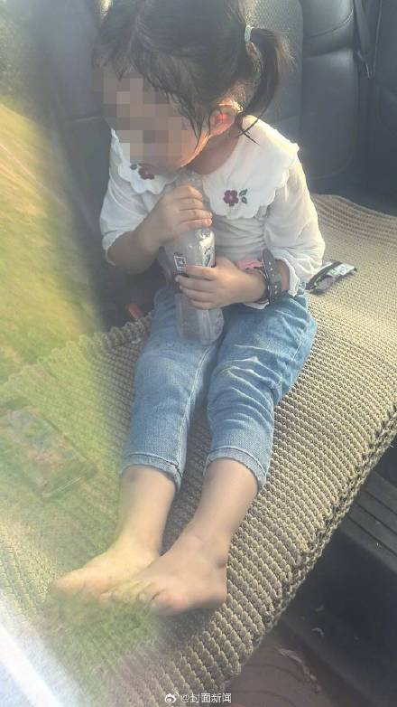 高温天父母为采蘑菇把女儿留车内