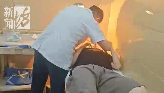 吓懵!上海一男子举着伞闯进派出所!民警拿起老虎钳…… 吓懵!上海一男子举着伞闯进派出所!民警拿起老虎钳……