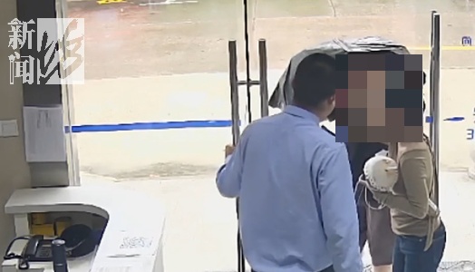 吓懵!上海一男子举着伞闯进派出所!民警拿起老虎钳…… 吓懵!上海一男子举着伞闯进派出所!民警拿起老虎钳……