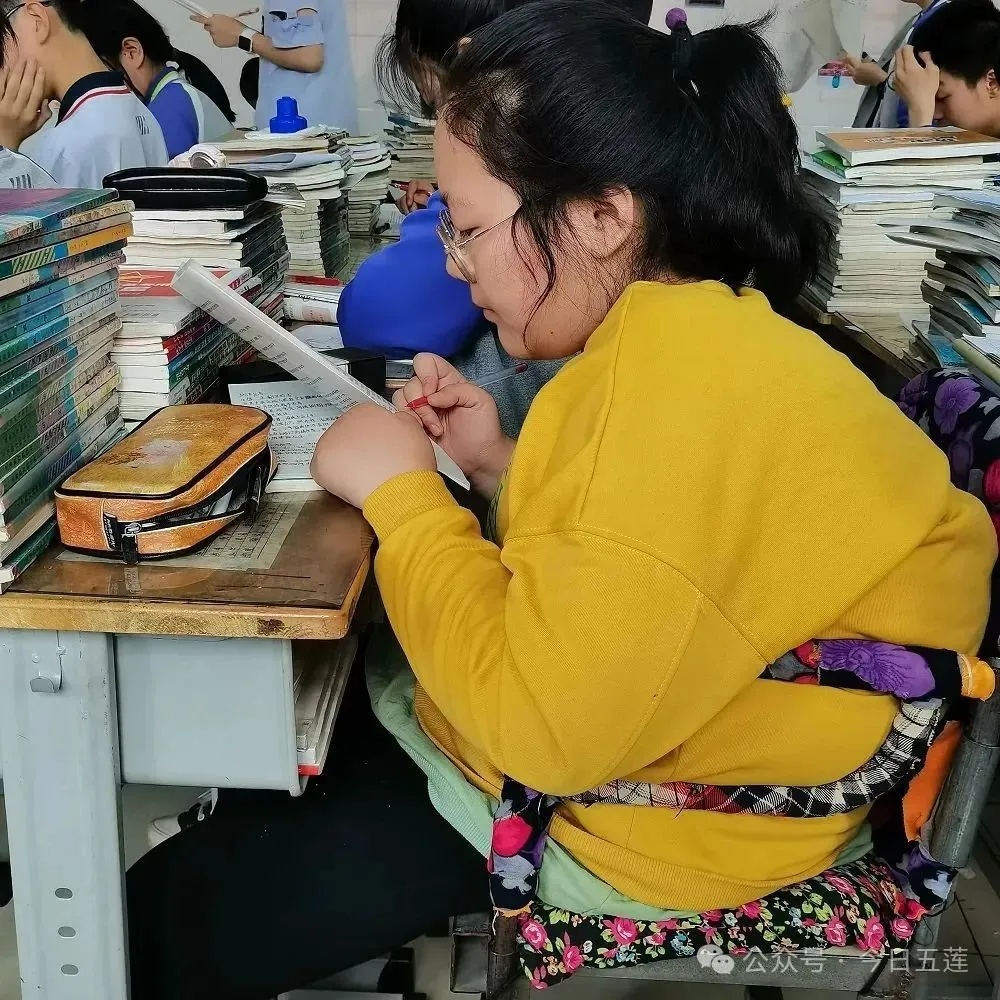 看哭了！何炎格，考上大学了！