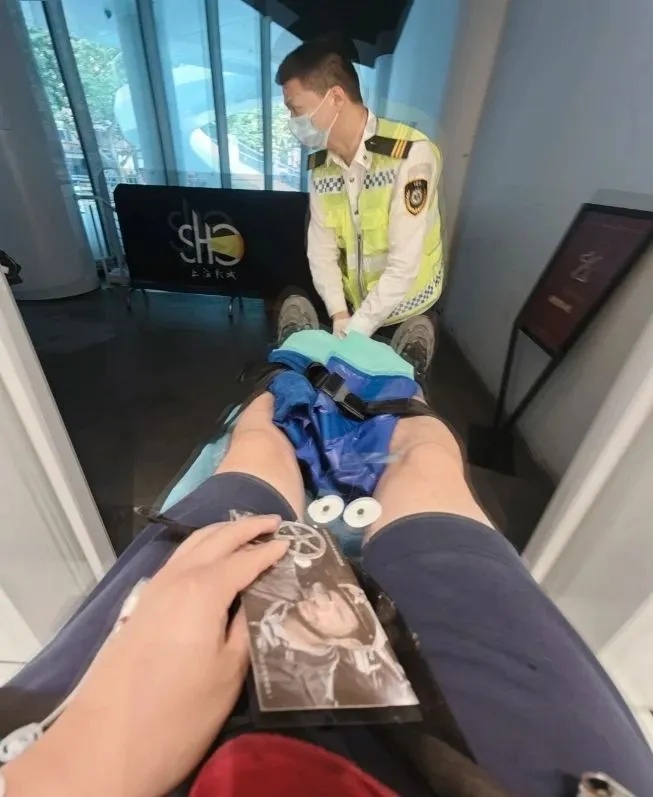 惊魂一刻！上海影城一男子突然晕厥倒地，抽搐不止……还好他们出手了→