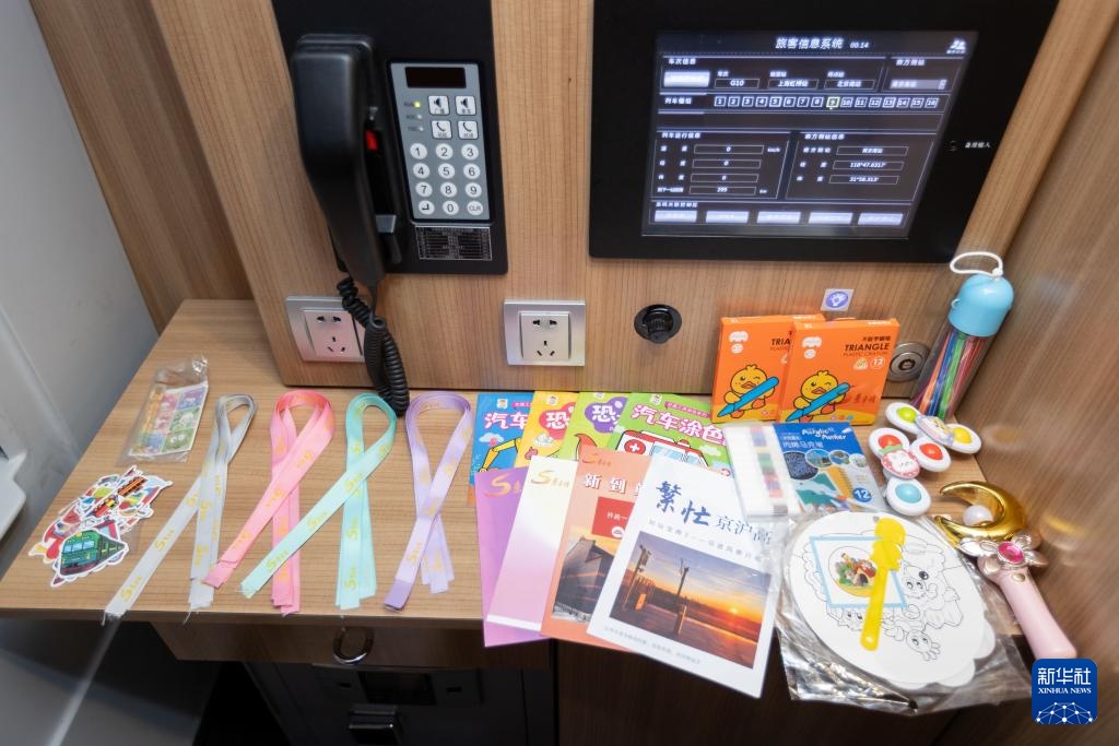 用魔法打败魔法！00后列车员在高铁发试卷，小朋友一秒静音！网友：求全国普及