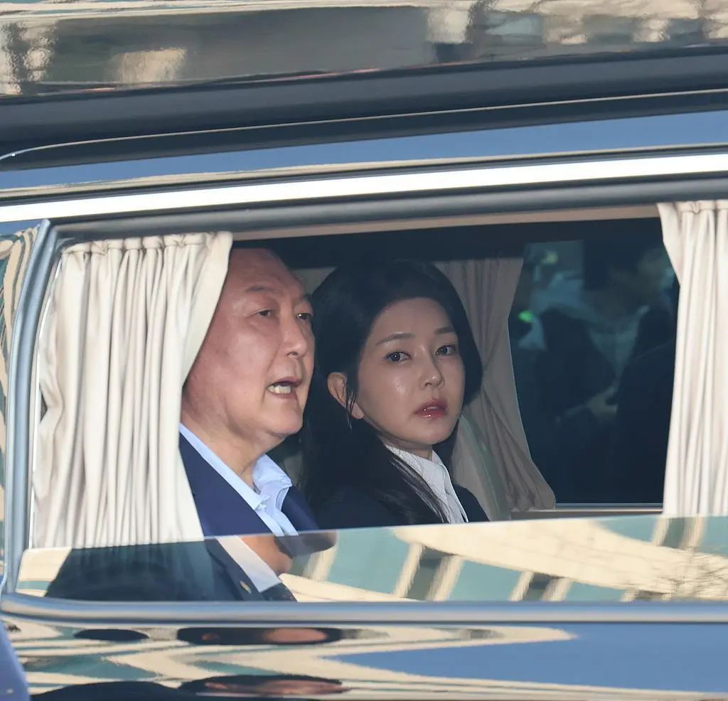 因为爱情，尹锡悦“脱衣撒泼”