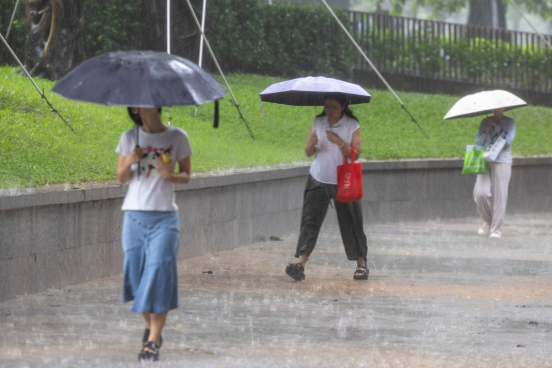 注意“上班雨”!今天广州仍有暴雨局部大暴雨到特大暴雨,11区暴雨预警信号生效中 注意“上班雨”!今天广州仍有暴雨局部大暴雨到特大暴雨,11区暴雨预警信号生效中