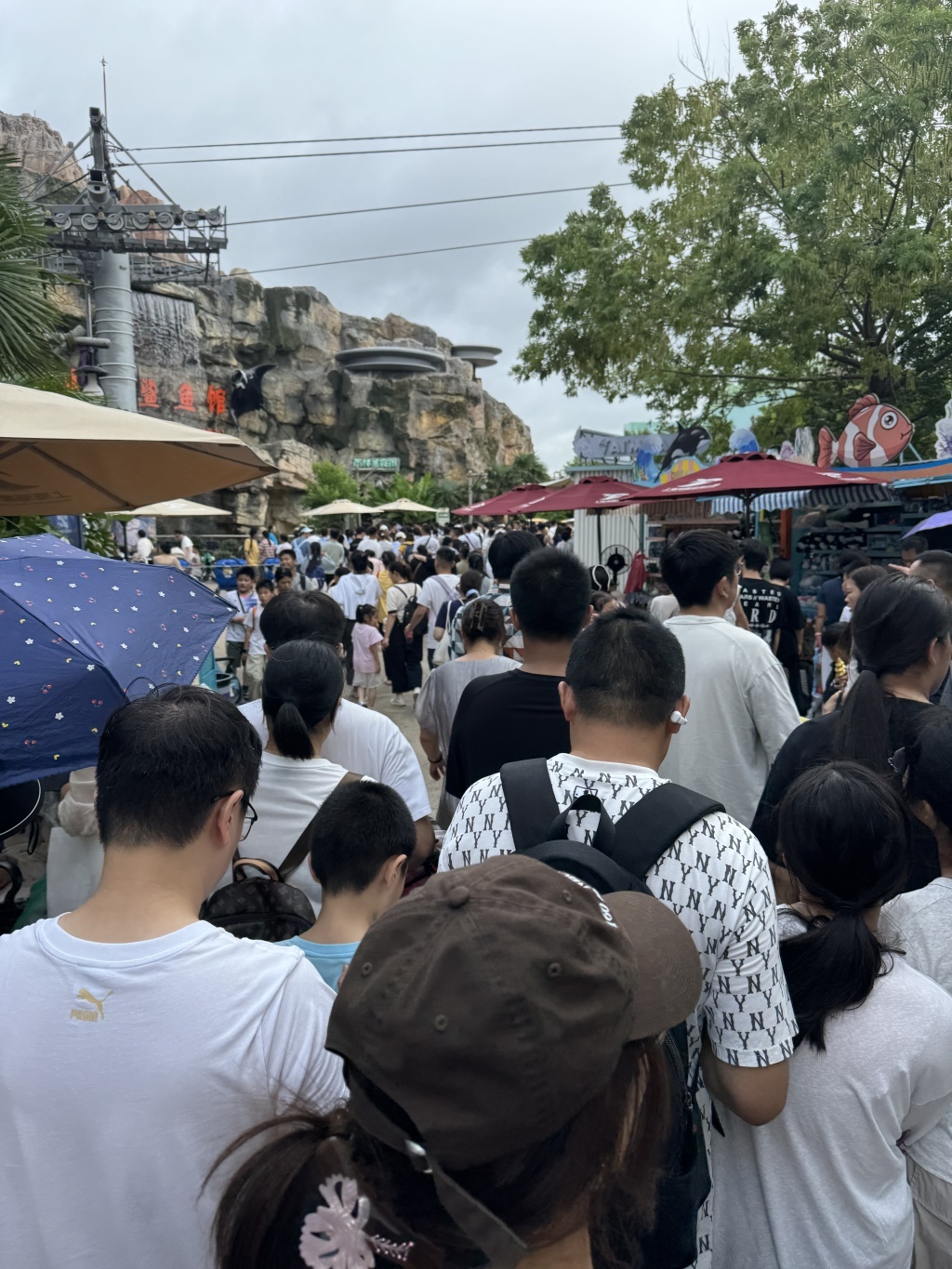暑期过半：多地热门景区门票连日售罄，游客“怕晒又爱玩”推动夜经济升温