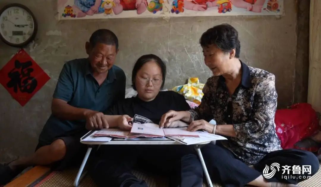 12年！被爷爷背着上学的日照女孩，考上大学了