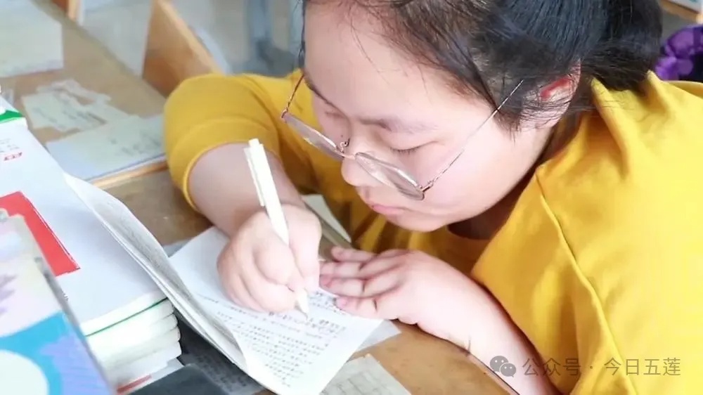 看哭了！何炎格，考上大学了！