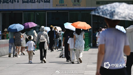 大暑最后一天北京高温收尾 街头闷热依旧
